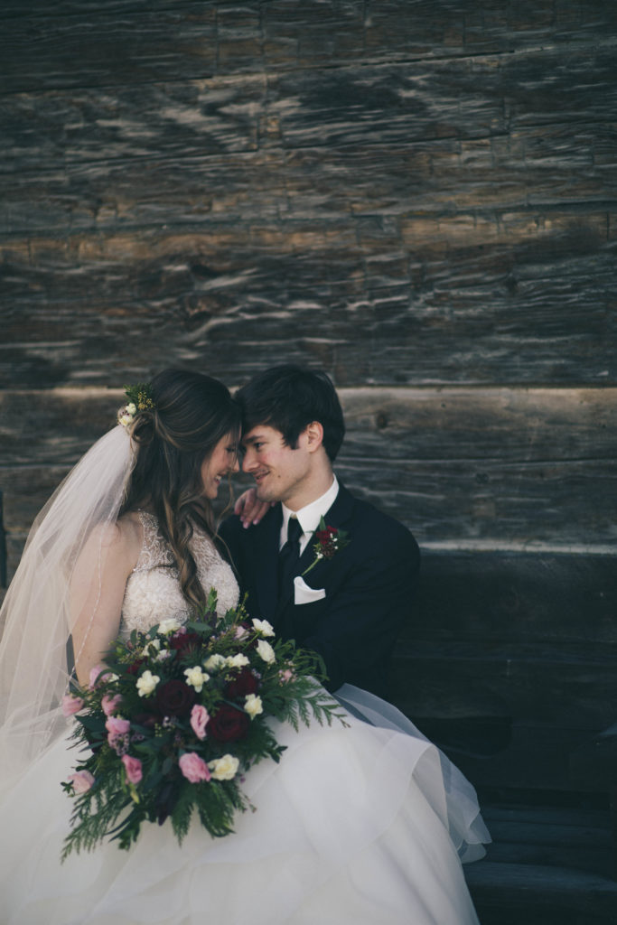 Budget-friendly wedding planning for frugal brides and grooms.